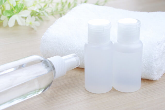 保湿ケアをして目元の潤いをキープする